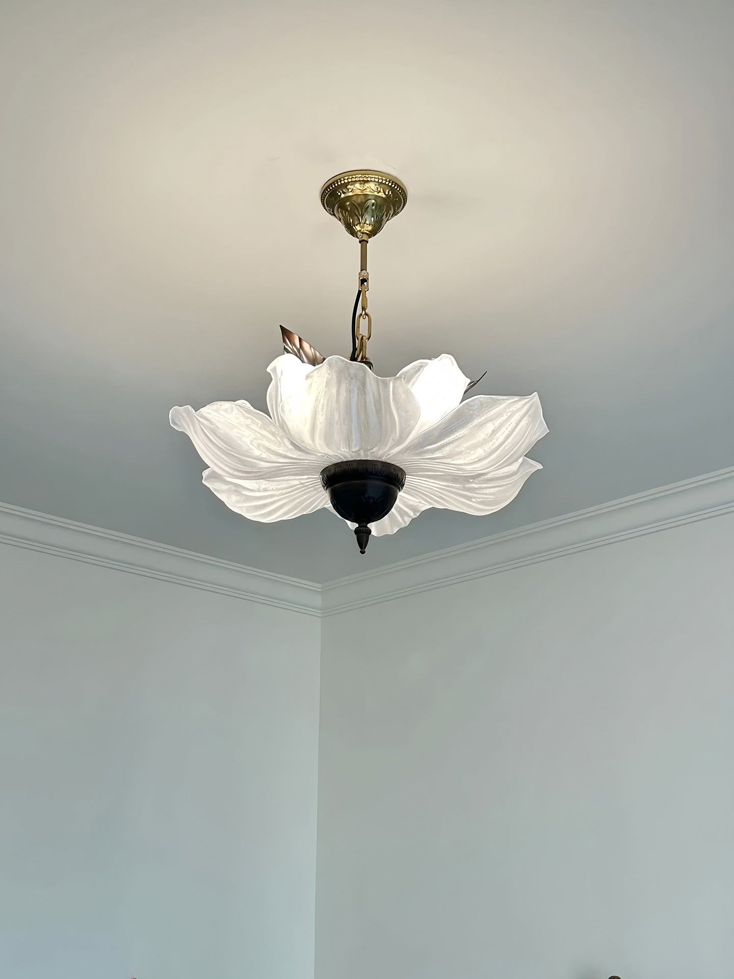 Modern Floral Pendant Light – Decorative Ceiling Fixture
