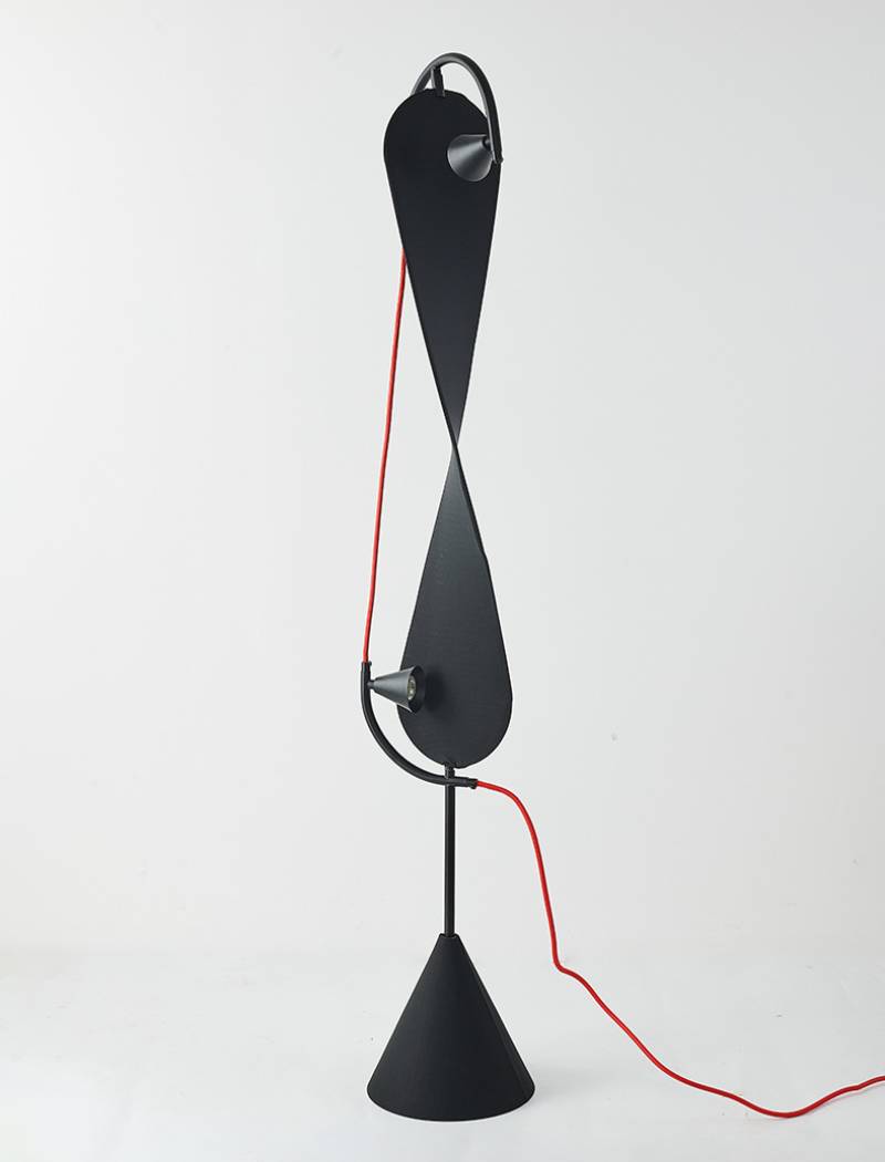 Modern Artistic Floor Lamp – Black Sculptural Standing Light