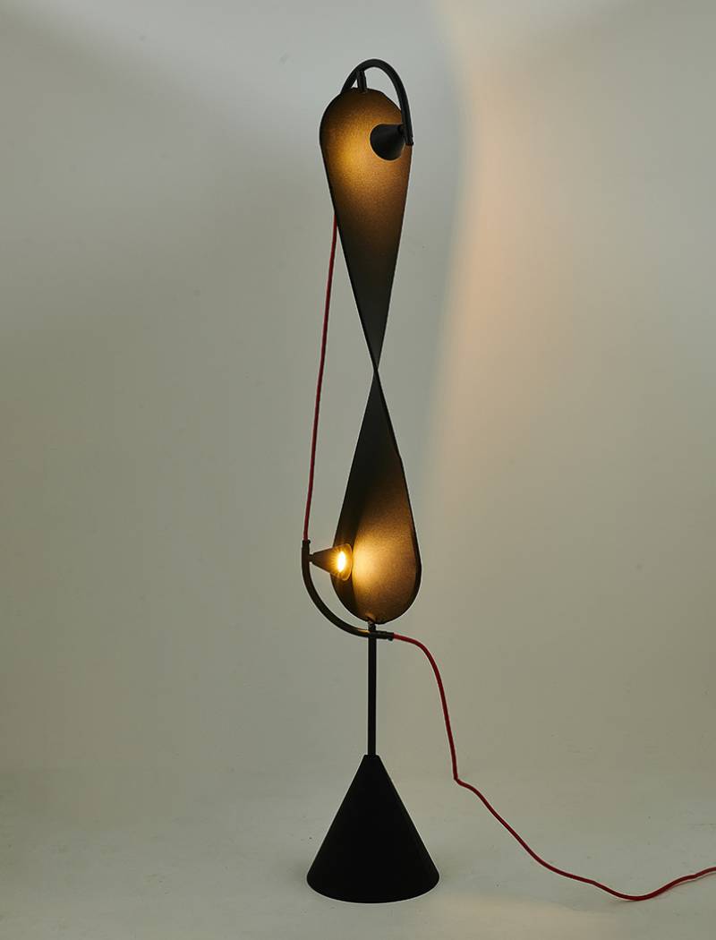 Modern Artistic Floor Lamp – Black Sculptural Standing Light
