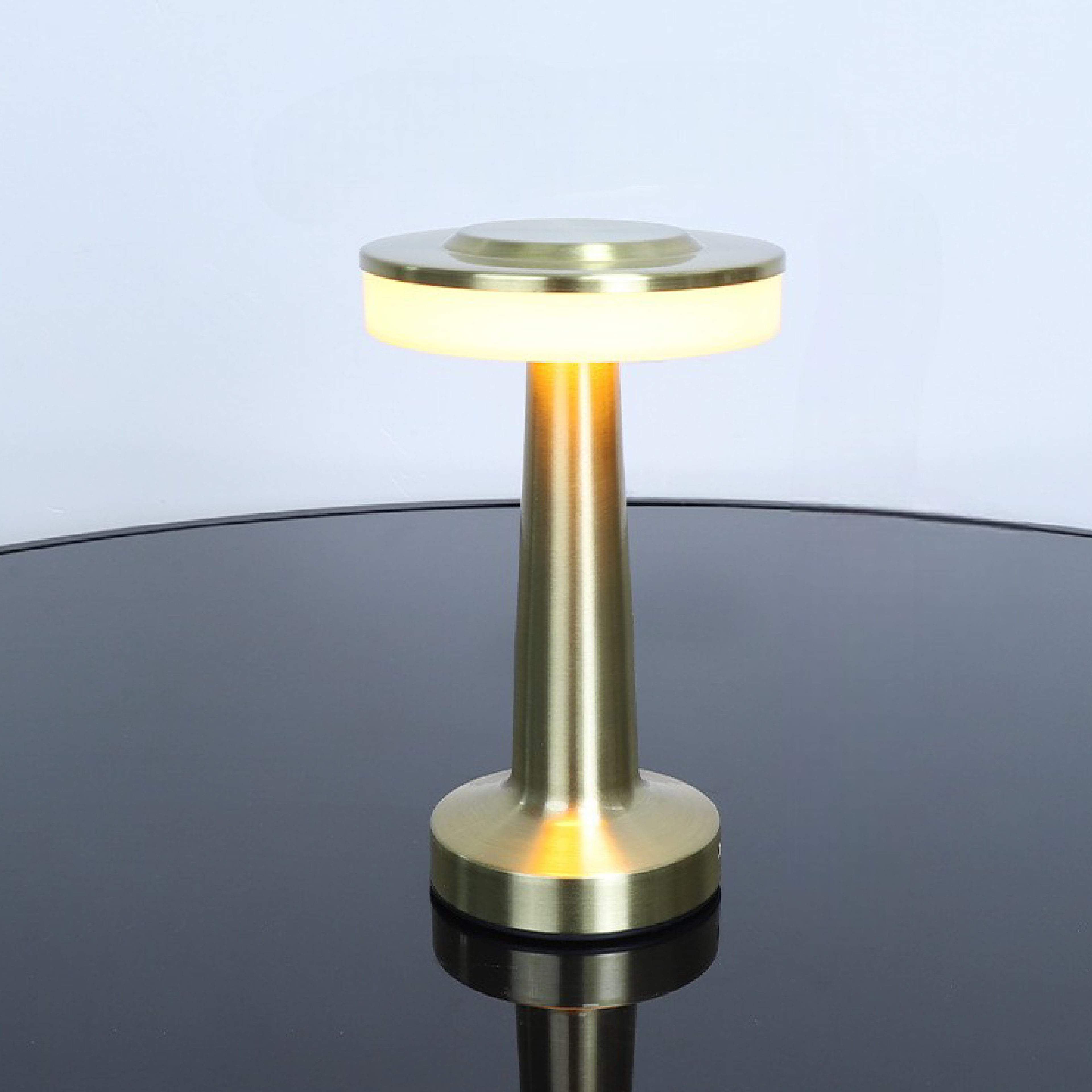 Metal Table Lamp – Modern Elegant Decorative Lighting