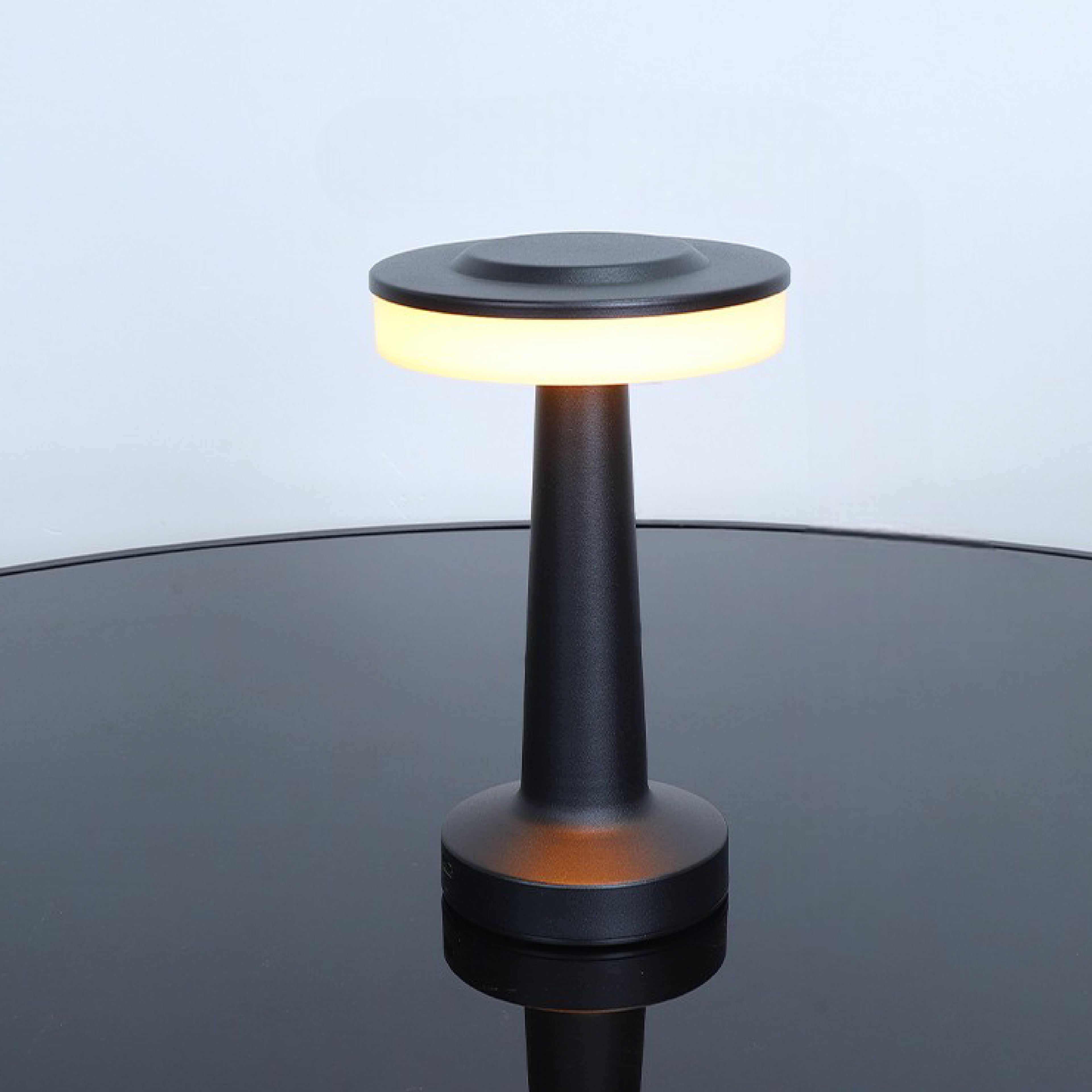 Metal Table Lamp – Modern Elegant Decorative Lighting